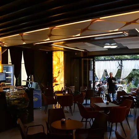 Royal Albania Hotell *