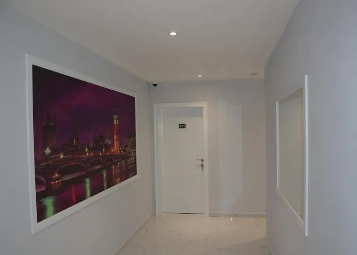 Royal Albania מלון